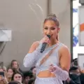 Jennifer Lopez prepara edici�n dorada por los 25 a�os de JLo