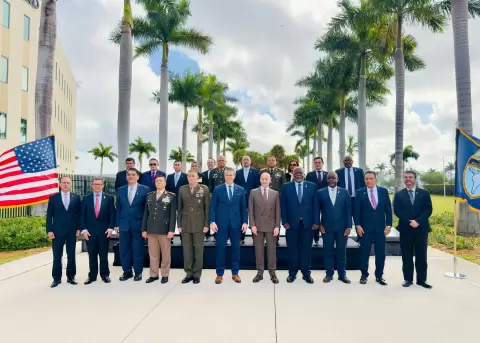 Delegados y ministros de 20 pa�ses de Am�rica Latina y el Caribe junto al secretario de Guerra de Estados Unidos, Pete Hegseth, en Miami.