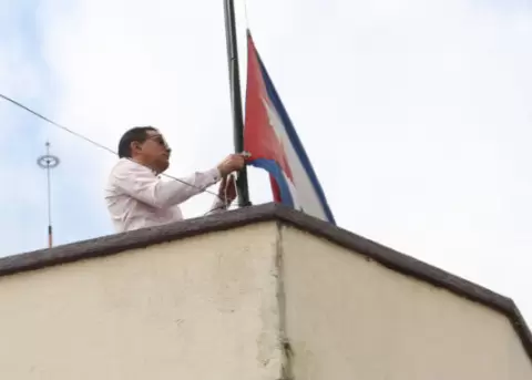 Funcionarios cubanos se retiran de la embajada en Quito este 06 de marzo de 2026.