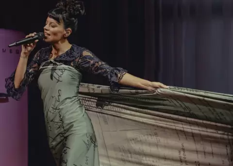 Curioso vestido de Lily Allen.