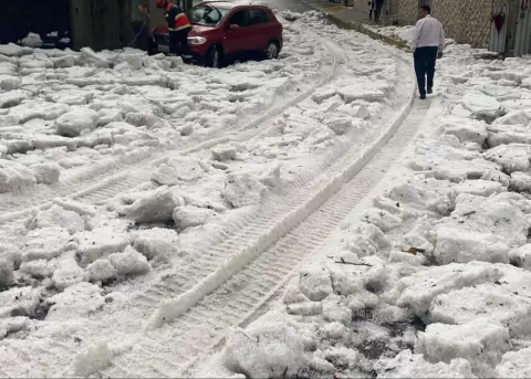 Tormenta con intensa lluvia provoca inundaciones y deslizamiento en Quito