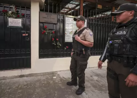 Integrantes de la Polic�a de Ecuador custodian la Embajada de Cuba este mi�rcoles, en Quito (Ecuador).