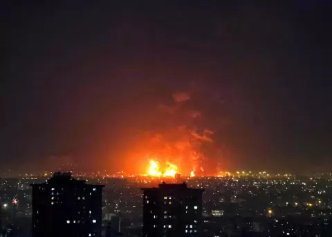 Israel bombardea dep�sitos petroleros en Teher�n y aumenta la tensi�n con Ir�n