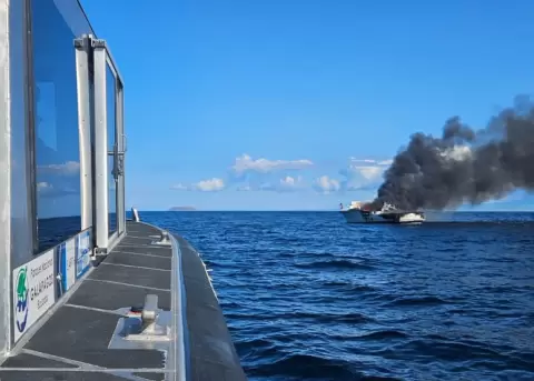 Rescatan a 21 personas tras incendio de embarcaci�n tur�stica en la Reserva Marina de Gal�pagos