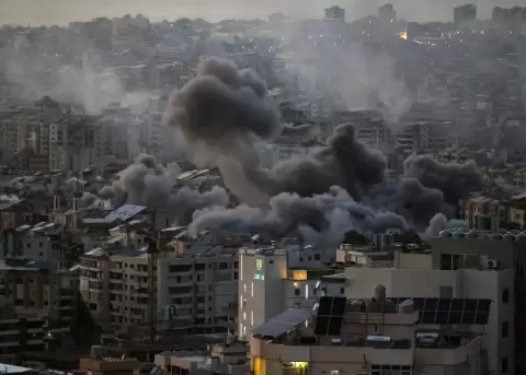 Nubes de humo tras un ataque a�reo israel� en Dahieh, en los suburbios del sur de Beirut, L�bano. EFE/EPA/Wael Hamzeh