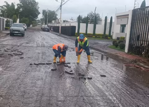 Cuatro viviendas afectadas por desbordamiento de r�o en Tumbaco.