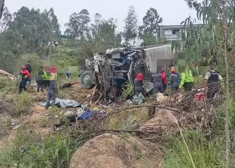 Un bus se volc� este 10 de marzo de 2026 en el sector de Quisquis, en Azogues, Ca�ar.