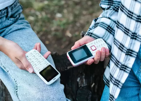 Los "dumb phones", la respuesta al exceso de tiempo en pantalla.