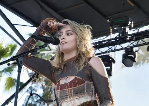 Paris Jackson enfrenta disputa legal por manejo del patrimonio de Michael Jackson.