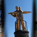 Estatua estilo Titanic de Trump y Epstein desata controversia