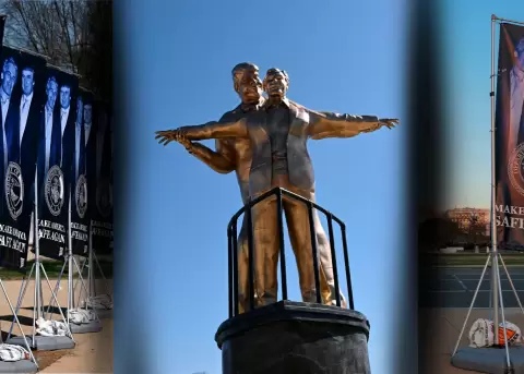 Estatua sat�rica de Trump y Epstein inspirada en Titanic frente Capitolio.