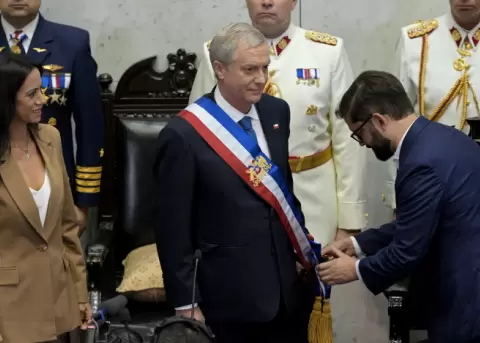 Gabriel Boric coloca la banda presidencial al nuevo presidente de Chile, Jos� Antonio Kast, en el Congreso Nacional en Valpara�so.