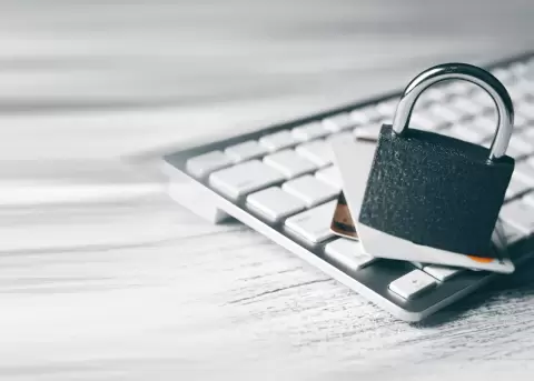 Ataque credential stuffing aprovecha contrase�as repetidas para robar cuentas digitales.