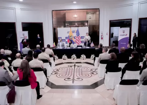 Delegaciones de Ecuador y EE.UU. sellan la presencia del FBI en Quito.