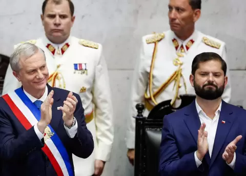 El nuevo presidente de Chile, Jos� Antonio Kast (izquierda), junto al presidente saliente, Gabriel Boric (derecha).