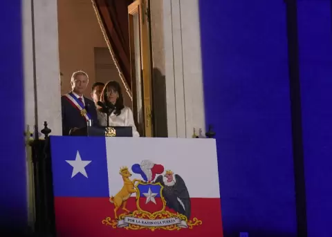 El presidente de Chile, Jos� Antonio Kast, saluda junto a su esposa, Mar�a P�a Adriasola, este 11 de marzo desde el balc�n del Palacio de la Moneda.