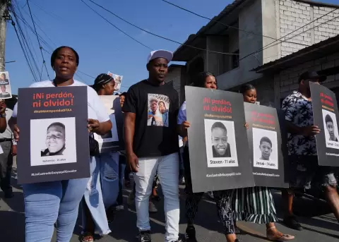 Familiares de los ni�os de Las Malvinas, en Guayaquil, exigen justicia.