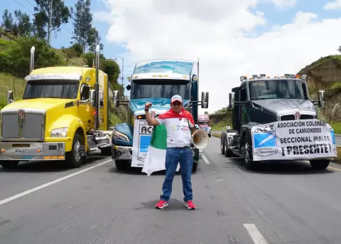 Protesta contra la guerra comercial en el puente internacional de Rumichaca.