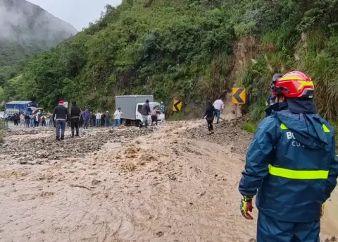 Deslizamiento de tierra en la v�a Cuenca - Molleturo el 09 de marzo de 2026, provocado por las intensas lluvias en la provincia del Azuay.