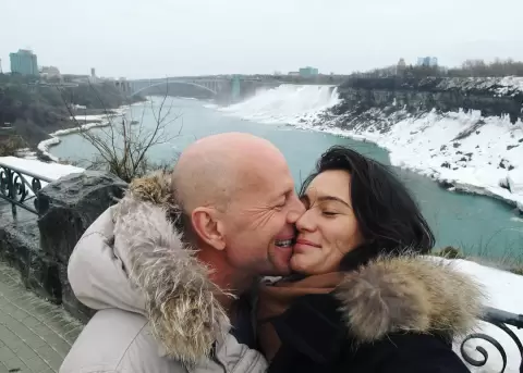 Emma Heming impulsa fondo solidario para investigar demencia y apoyar pacientes.