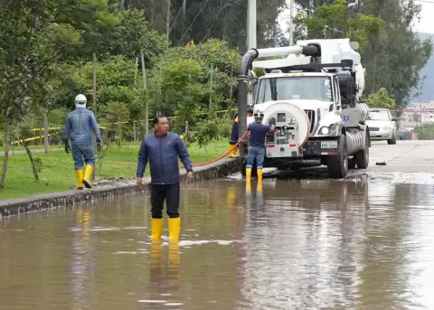 Calles anegadas en Cuenca, tras el desbordamiento el r�o Yanuncay.
