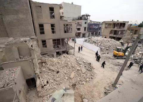 Iran�es caminan entre edificios residenciales da�ados en el sur de Teher�n, Ir�n, 15 de marzo de 2026