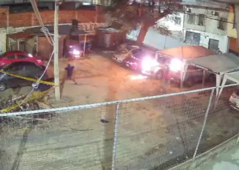 Un video muestra a dos sujetos prender fuego a los carros de un parqueadero en el centro de Manta, el 16 de marzo de 2026.