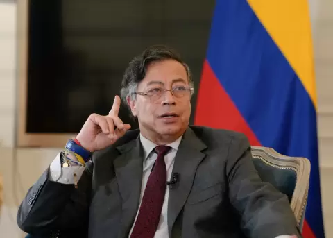 Petro denuncia 27 cuerpos calcinados en frontera y apunta a supuestos ataques de Ecuador