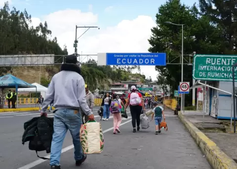 Viajeros cruzan el puente de Rumichaca entre Ecuador y Colombia.