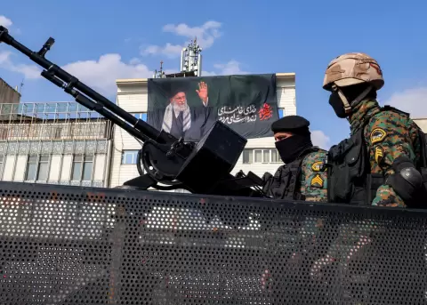 Fuerzas de Seguridad de Ir�n, en el centro de Teher�n, con un cartel del ayatol� Ali Jamenei, muerto tras los ataques de Israel y EEUU, de fondo.