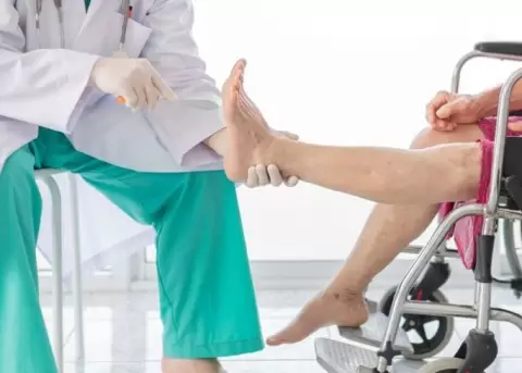 Tratar una herida en pacientes con diabetes a tiempo, evita amputaciones.