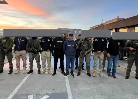 El presunto cabecilla de Los Lobos llega desde Colombia en medio de un operativo coordinado y enfrentar� procesos vinculados al caso Villavicencio.