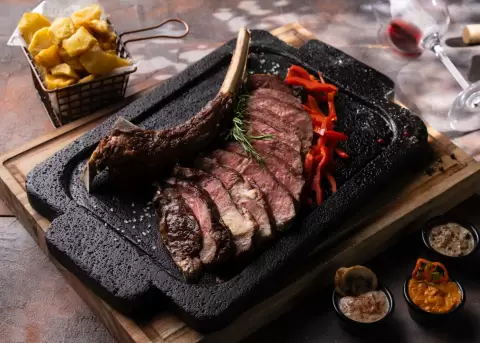 Tomahawk servido en piedra volc�nica.