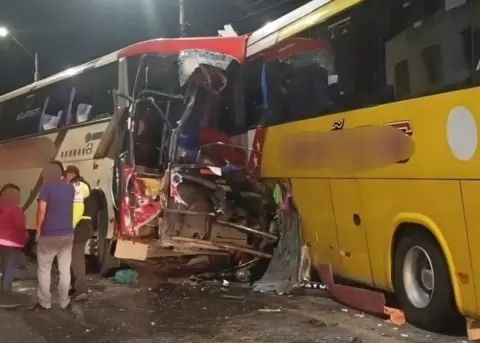La emergencia por choque de dos buses de pasajeros se registr� cerca de la media noche.