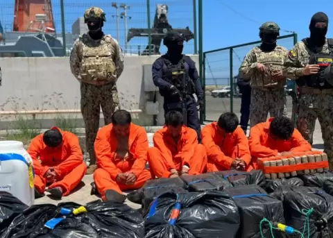 Ciudadanos detenidos con drogas en el mar.
