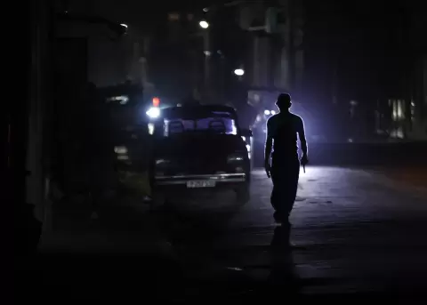 Una persona caminando por una calle sin luz durante un apag�n en La Habana, Cuba.