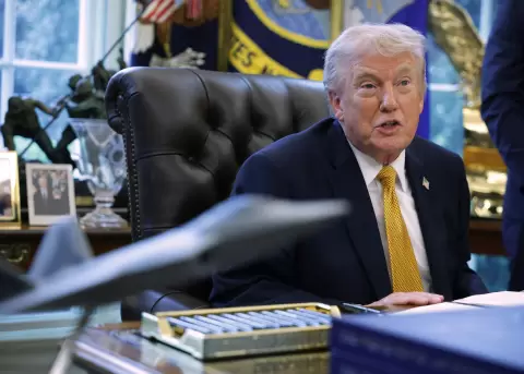 El presidente Donald Trump habla en el Despacho Oval de la Casa Blanca el lunes 16 de marzo de 2026.