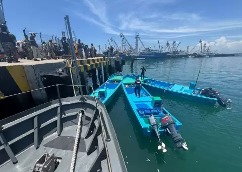Tres lanchas con droga fueron interceptadas por el Bloque de Seguridad a 180 millas al oeste de Manta, el 21 de marzo de 2026.