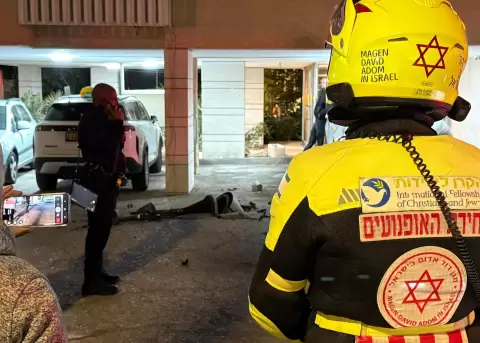 Param�dicos en un sitio afectado por el ataque de misiles iran�es la madrugada de este lunes, en Israel.