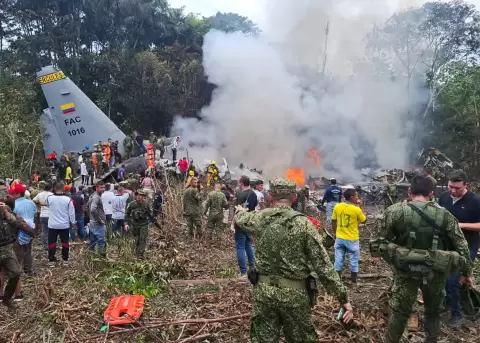 Integrantes de las Fuerzas Militares de Colombia, rescatistas y voluntarios realizan labores de rescate en Puerto Leguizamo (Colombia).