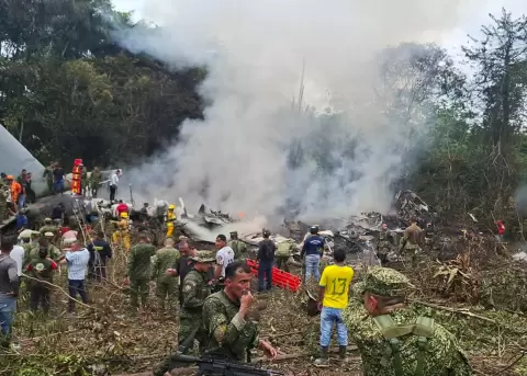 integrantes de las Fuerzas Militares de Colombia, rescatistas y voluntarios realizan labores de rescate en Puerto Leguizamo (Colombia).