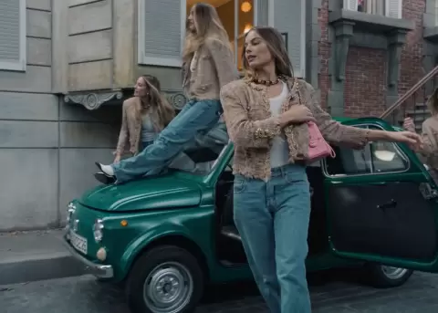 Margot Robbie recrea el ic�nico video de Kylie Minogue para la nueva campa�a del bolso Chanel 25
