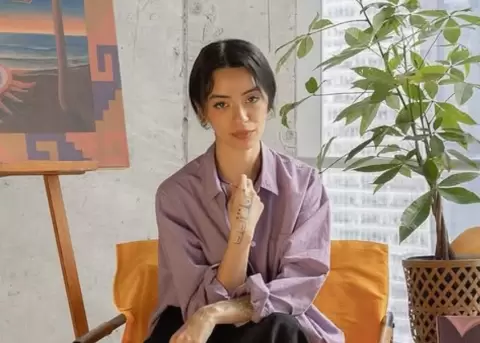 Artista ecuatoriana destaca en festival internacional y gana reconocimiento global.