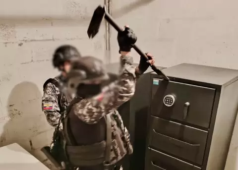 Allanamientos en el subsuelo de un edificio en el norte de Quito.