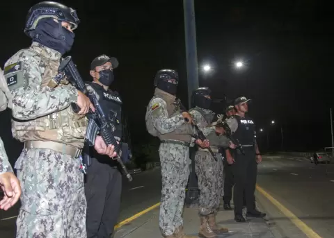 Integrantes de la Polic�a y el Ejercito de Ecuador custodian durante un operativo este 23 de marzo de 2026, en Guayaquil.