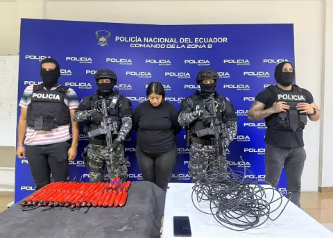 Mujer fue detenida con explosivos en Guayaquil.