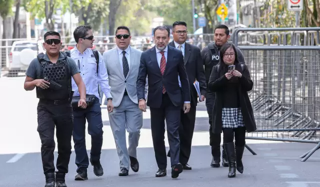 Carlos Soria (c), junto al alcalde de Quito, Pabel Mu�oz, en su llegada a la Fiscal�a para rendir su versi�n, el 24 de marzo de 2026.