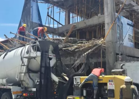 Colapso de estructura en Tumbaco deja cuatro personas heridas en Quito