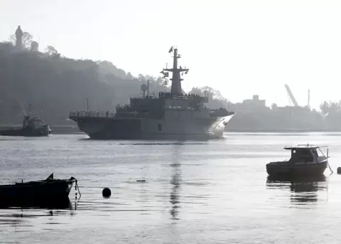 Fotograf�a de uno de los barcos de la armada mexicana que transporta ayuda humanitaria a su llegada al puerto de La Habana (Cuba).