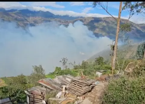 Incendio forestal en Pelileo deja m�s de 50 hect�reas afectadas y contin�a bajo control